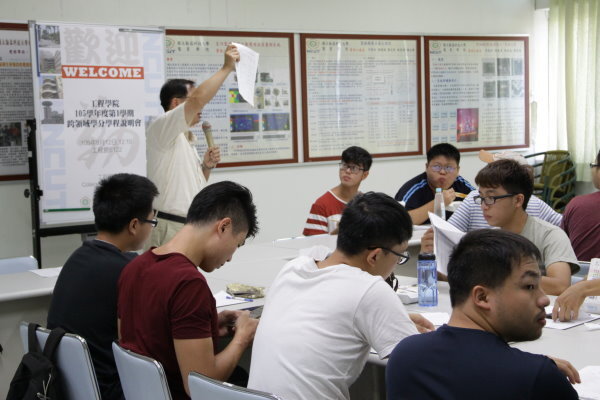 105學年度第一學期跨領域學分學程說明會圖片
