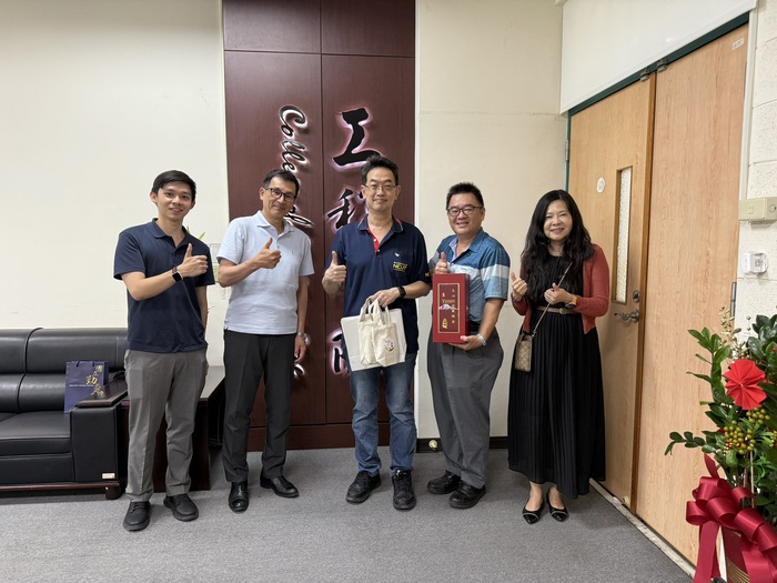 右一  國立內埔高工周敦懿校長