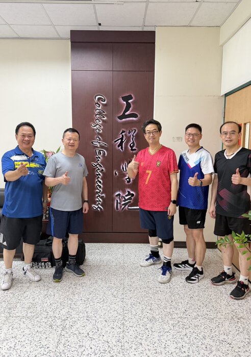 左二國軍台中總醫院施宇隆院長及右二放射科陳俊文主任蒞臨本院競賽同歡圖片
