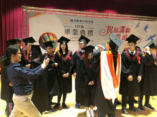 106學年度畢業典禮工程學院正冠圖片