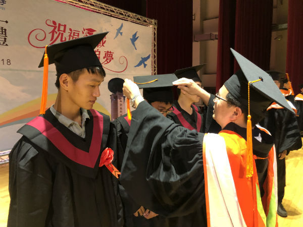 106學年度畢業典禮工程學院正冠圖片