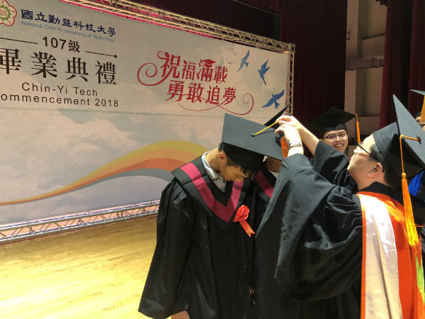 106學年度畢業典禮工程學院正冠圖片