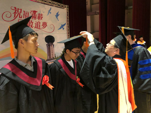 106學年度畢業典禮工程學院正冠圖片