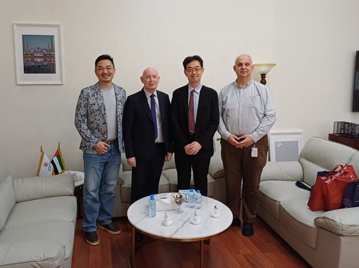 左二 阿布達比大學教務長 右一 阿布達比大學化材系主任圖片