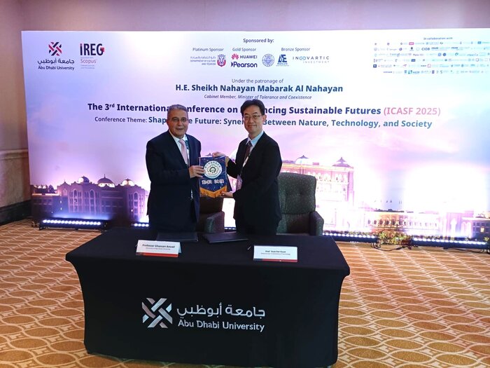 左 阿布達比大學校長圖片