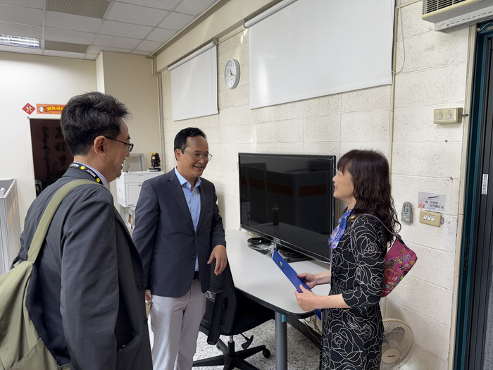 PGS.TS. Hoàng An Quốc 與研發長圖片