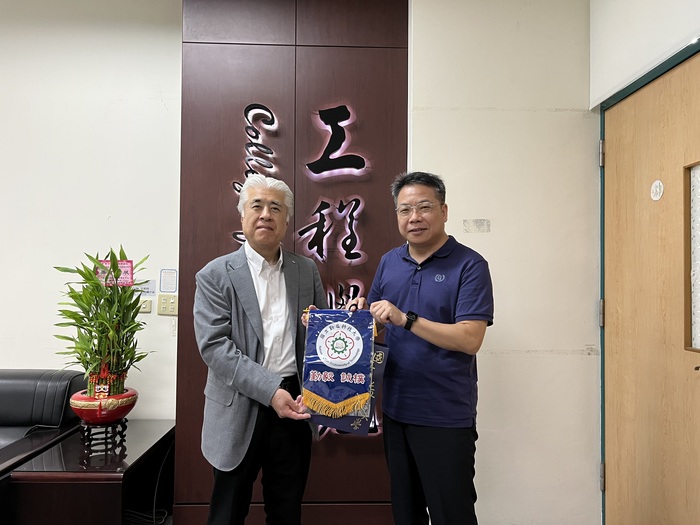 左  日本諏訪大學副校長/工學部長大島政英博士  右  本院副院長謝瑞青