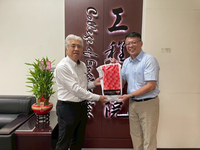 左 日本諏訪大學副校長大島政英  右 本校國際處副處長唐屹軒