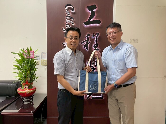 左  日本諏訪大學韓曉宏教授  右 本校國際處副處長唐屹軒